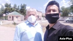 Абдулло Гурбати (справа) и его адвокат Абдурахмон Шарипов