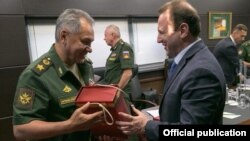 Министр обороны России Сергей Шойгу и министр обороны Армении Давид Тоноян (архив)