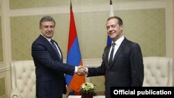 Премьер-министр Армении Карен Карапетян и премьер-министр России Дмитрий Медведев (архив)