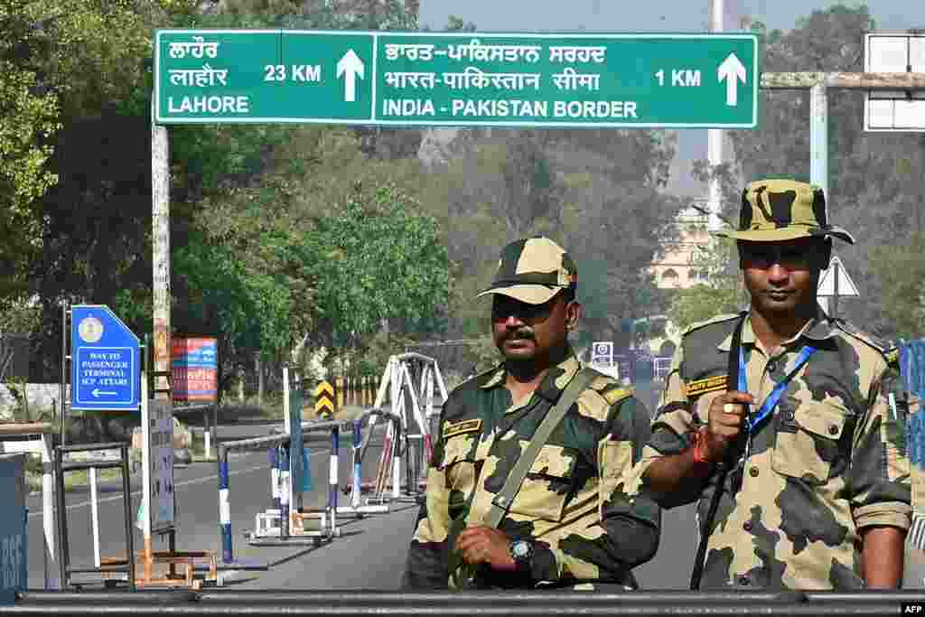 Солдаты индийских пограничных сил безопасности (BSF) стоят на страже у въезда на индийско-пакистанский пограничный пост Вагах, примерно в 35 км от Амритсара, 24 апреля 2025 года. Narinder NANU / AFP23 апреля Индия приняла ряд мер против Пакистана, обвинив Исламабад в поддержке "трансграничного терроризма" после смертоносного нападения на мирных жителей в Кашмире. 