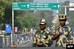 Войници от индийските гранични сили за сигурност (BSF) пазят входа на индийско-пакистанския граничен пункт Вага, на около 35 км от Амритсар, 24 април 2025 г.