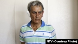 تصاویری که از آکین اوزتورک پس از بازداشت منتشر شده، او را با چهره مضروب و گوش باندپیچی شده نشان می‌دهد.