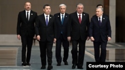 Президенты центральноазиатских стран и глава Азербайджана Ильхам Алиев на саммите в Ташкенте. 16 ноября 2025 года