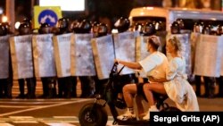 «Те, що відбувається… у Білорусі, вражає. Я кланяюся перед дивовижним білоруським народом і бажаю вам удачі! Можливо, вона вам знадобиться», – написав ввечері 9 серпня західний експерт Андерс Ослунд