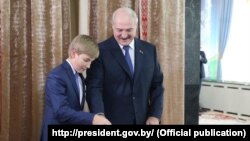 Выбары 2015. Аляксандар Лукашэнка і яго сын Коля на выбарчым участку. 11 кастрычніка 2015 году