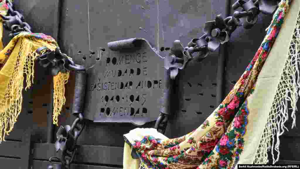 Спочатку пам&#39;ятник був&nbsp;у вигляді прошитої кулеметною чергою кибитки із розп&rsquo;ятим на колесі ромом, який височить на краю кань&shy;йону, поблизу мосту &laquo;Стрімка лань&raquo; у&nbsp;Кам&#39;янець-Подільському