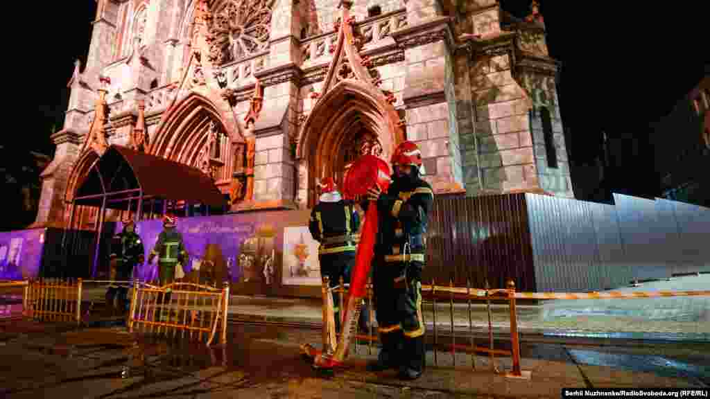 Рятувальники також повідомили, що до гасіння залучили&nbsp; понад 80 осіб