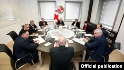 Объединить два во многом дублирующих друг друга органа в одну структуру предлагает парламентская оппозиция