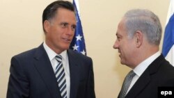 میت رامنی (سمت چپ) روز یکشنبه مذاکرات خود را با نخست وزیر اسرائیل آغاز کرد.