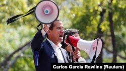 Хуан Гуайдо (на фото) і опозиційні депутати не змогли потрапити до будівлі парламенту