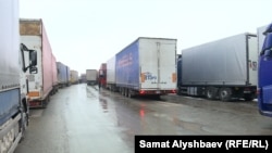 Gyrgyz-gazak serhedinde toplanan ýük ulaglary. Ýanwar, 2020. 