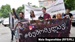 Люди вышли на улицы для того, чтобы поддержать отца убитого в декабре одиннадцатиклассника