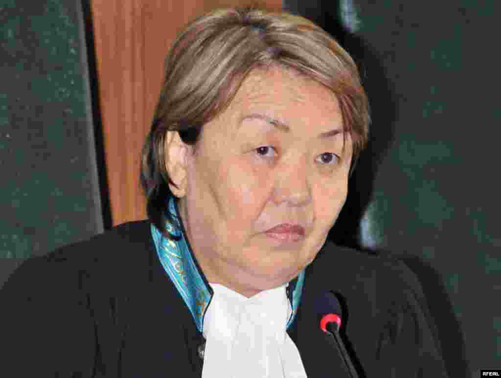 Судья по уголовным делам Гульнар Хаженова. Атырау, 21 апреля 2010 год.  - Гульнар Хаженова председательствовала в суде по уголовному делу 25-летнего жителя Атырау Асхата Суйеуова, обвиняемого в убийстве человека. Мать подсудимого вскрыла себе вены в приёмной председателя Атырауского областного суда судья. В связи с этим судья Гульнар Хаженова распустила присяжных заседателей.