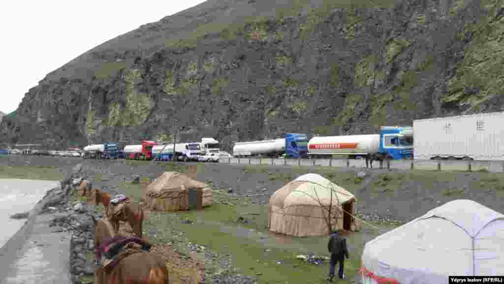 Жогорку Кеңештин мурдагы спикери Акматбек Келдибеков 2013-жылы 20-ноябрда УКМКнын убактылуу кармоочу жайына камалган. Башкы прокуратура Акматбек Келдибековго Кылмыш-жаза кодексинин 303-беренеси (коррупция), 304-беренеси (кызмат абалынан ашыкча пайдалануу) боюнча кылмыш ишин козгогон.