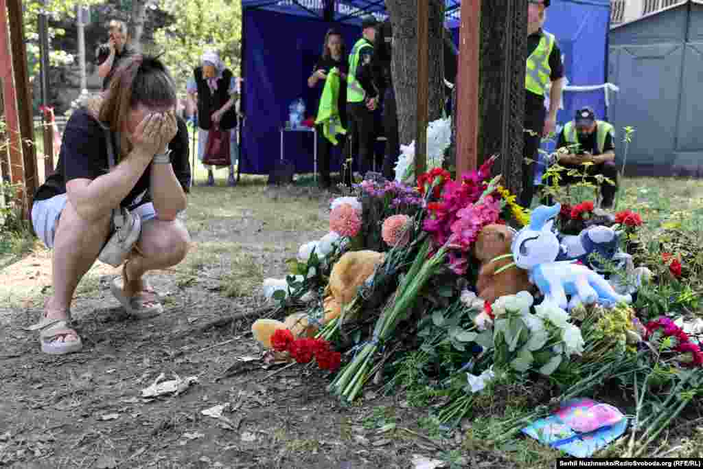 Унаслідок російської атаки на Київ у ніч проти 31 липня загинула 31 людина, з них 5 – діти. Кияни приносять на місце трагедії квіти та іграшки. 1 серпня у Києві оголосили Днем жалоби