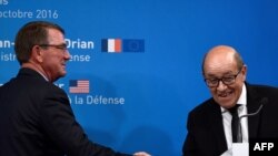 Франци -- Iамеркин тIеман министр Картер Эштон а, Францин тIеман министр Ле Дриан Жан-Ив а, Париж, 25ГIад2016