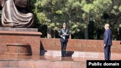 Россия Ташқи ишлар вазири Сергей Лавров Самарқанддаги "Мотамсаро она" монументи олдида. Самарқанд, 23 апрель, 2025 йил. (Россия Ташқи ишлар вазирлиги)