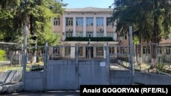 В Абхазии из-за пандемии закрылись школы, детские сады, администрации городов и районов отправляют на карантин целые отделы