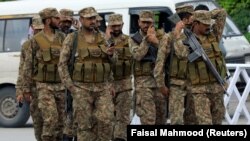 سربازان پاکستانی به چندین منزل طالبان حمله کرده‌اند