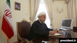 حسن روحانی یک روز پس از انتشار نامه رهبر جمهوری اسلامی ایران، با نوشتن نامه ای به او پاسخ داد