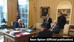 دونالد ترامپ در حال گفت گو با ولادیمیر پوتین (عکس از کاخ سفید).