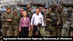 Урсула Фон дер Ляйен жана Польшанын премьери Дональд Туск аскерлер менен