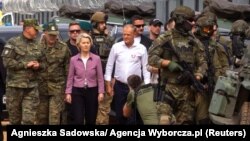 Фон дер Ляйен и премьер Польши Дональд Туск с военными