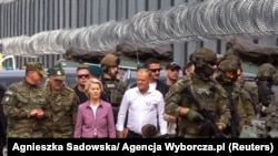 Фон дер Ляйен и премьер Польши Дональд Туск с военными