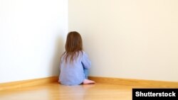 Бұрышта отырған бала. (Көрнекі сурет)  