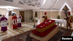 Папа Рымскі Францішак у труне