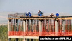 Türkmenistanda gurluşyk üçin her ýylda goýberiljek puluň möçberiniň 2015-nji ýyla çenli 15% artdyryljakdygy aýdylýar.