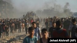 Жители на Ивицата Газа се тълпят, за да получат хуманитарна помощ, осигурена от Световната програма по прехраната, град Газа, 16 юни 2025 г.