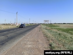 Въезд в поселок Жымпиты, стоящий на трассе Актобе — Самара