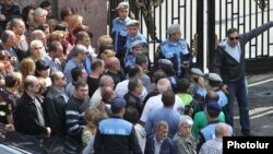 Торговцы проводят акцию протеста перед зданием парламента, 29 сентября 2014 г. 