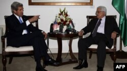جان کری (چپ) در کنار محمود عباس
