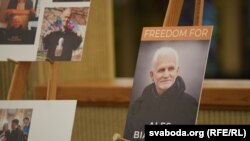 Фотавыставу пра палітвязьня, беларускага праваабаронца Алеся Бяляцкага ў Сейме Літвы. Вільня, 25 верасьня 2025