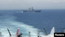 АКШнын  "F/A-18F Super Hornets" тибиндеги аскерий учактары Жорж Вашингтон атындагы "Nimitz-class USS" кемесинен абага көтөрүлүүгө даярданышууда. 26-июль 2010