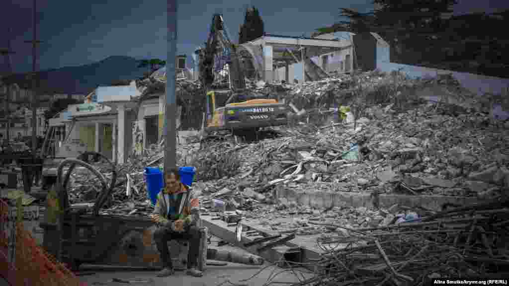 Подконтрольный Кремлю глава городской администрации Ялты Андрей Ростенко объяснял необходимость сноса планами сделать на этом месте &laquo;прогулочную площадку в историческом стиле и открыть обзор на море&raquo;