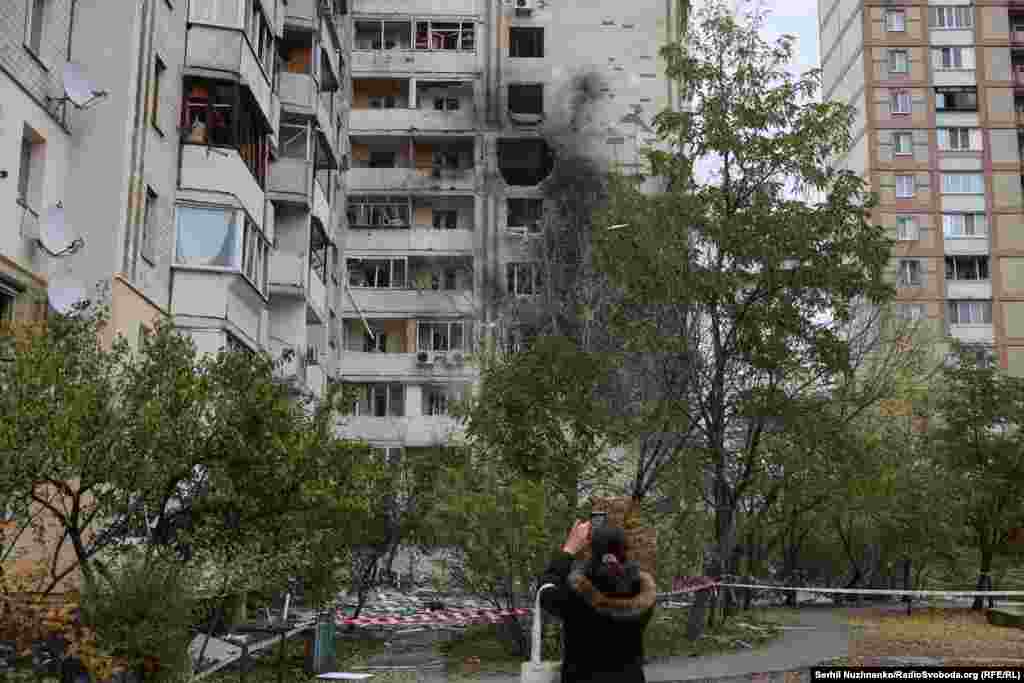 Ще одна пошкоджена багатоповерхівка у Деснянському районі – тут із 1 по 9 поверхи вибило вікна