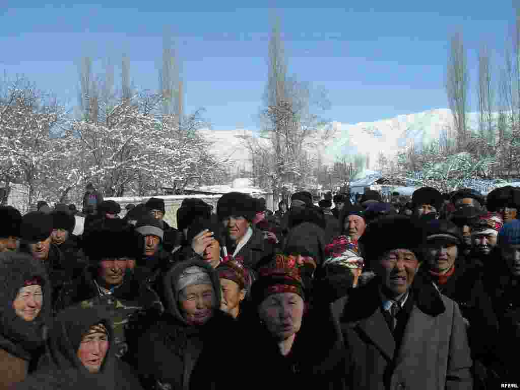 Исмаил Исаковдун жети жүздөн ашуун таламдашы Гүлчө кыштагындагы борбордук спорт майданында митинг өткөрүп, генералдын, ошондой эле Петровкадагы жана Балыкчыдагы оппозиция өкүлдөрүнүн абактан токтоосуз бошотулушун, өлкөнү ар тараптуу кризиске кептеген Бакиев бийлигинин кызматтан кетүүсүн талап кылышты.  