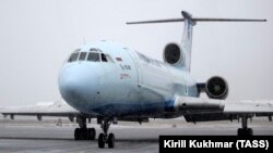 A plane taxis on the runway at Novosibirsk airport. (file photo)