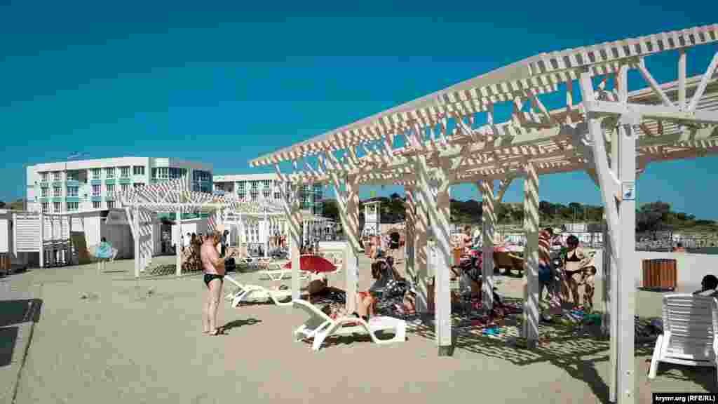 Baarde plâjda saçaq qoydılar ve soqaqlarını taşnen töşediler