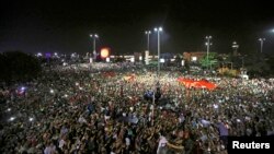 Демонстрация у аэропорта в Стамбуле в ночь, когда была предпринята попытка переворота