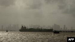 
Державні нафтопереробні заводи Індії відновили закупівлю російської нафти після короткої перерви, попри зростання тарифів та критику з боку адміністрації Дональда Трампа
