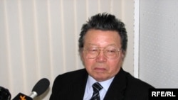 Қирғизистон президенти маслаҳатчиси Тўпчубек Турғуналиев “Титул миллат тўғрисида” қонун устида бош қотиряпти.