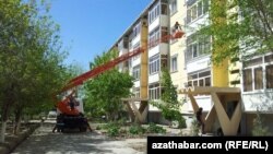 Коммунальщики демонтируют установленные жителями многоэтажки сплит ситемы. Туркменабат (иллюстративное фото)  