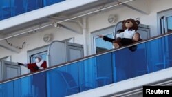 Круизный лайнер Diamond Princess, находящийся на карантине в порту японского города Иокогама.