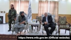 Türkmenistanyň Owganystanyň Mazar-e Şerif şäherindäki konsuly (sagda) "Talybanyň" Balh welaýatyndaky häkimi bilen duşuşýar. 18-nji awgust, 2021 ý.