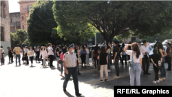 ԵՊՀ ուսանողները Կառավարության շենքի մոտ