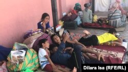 200дөн ашуун тажикстандык мигранттар Казакстандын түштүгүндө, Түркстан облусунда автостоянкада эки айдан бери жашап жатышат.  2-июнь, 2020-жыл.